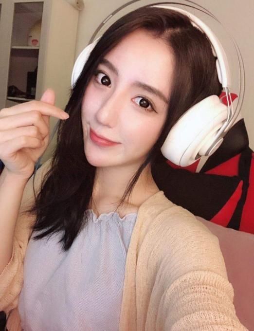 国产视频主播熟女,魅力四溢，引领潮流