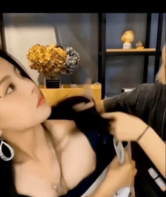 国产露双乳吃奶视频激凹,网络尺度与道德底线