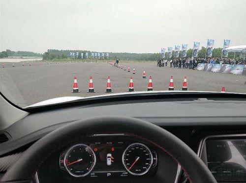 国产suv翻车视频播放,惊险瞬间！国产SUV翻车视频引发网友热议