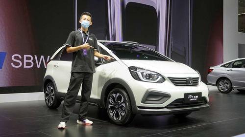 国产suv翻车视频播放,惊险瞬间！国产SUV翻车视频引发网友热议